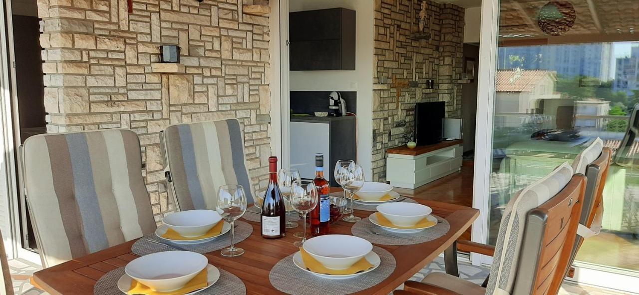 Apartment With Heated Pool, Villa Regina Pula Exterior foto